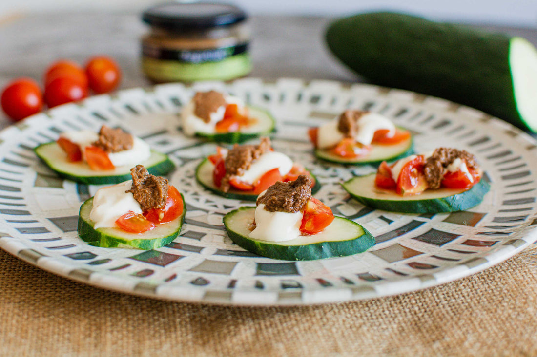 CANAPÈ DE COGOMBRE AMB PATÉ D'OLIVA ARBEQUINA I FORMATGE CREMA